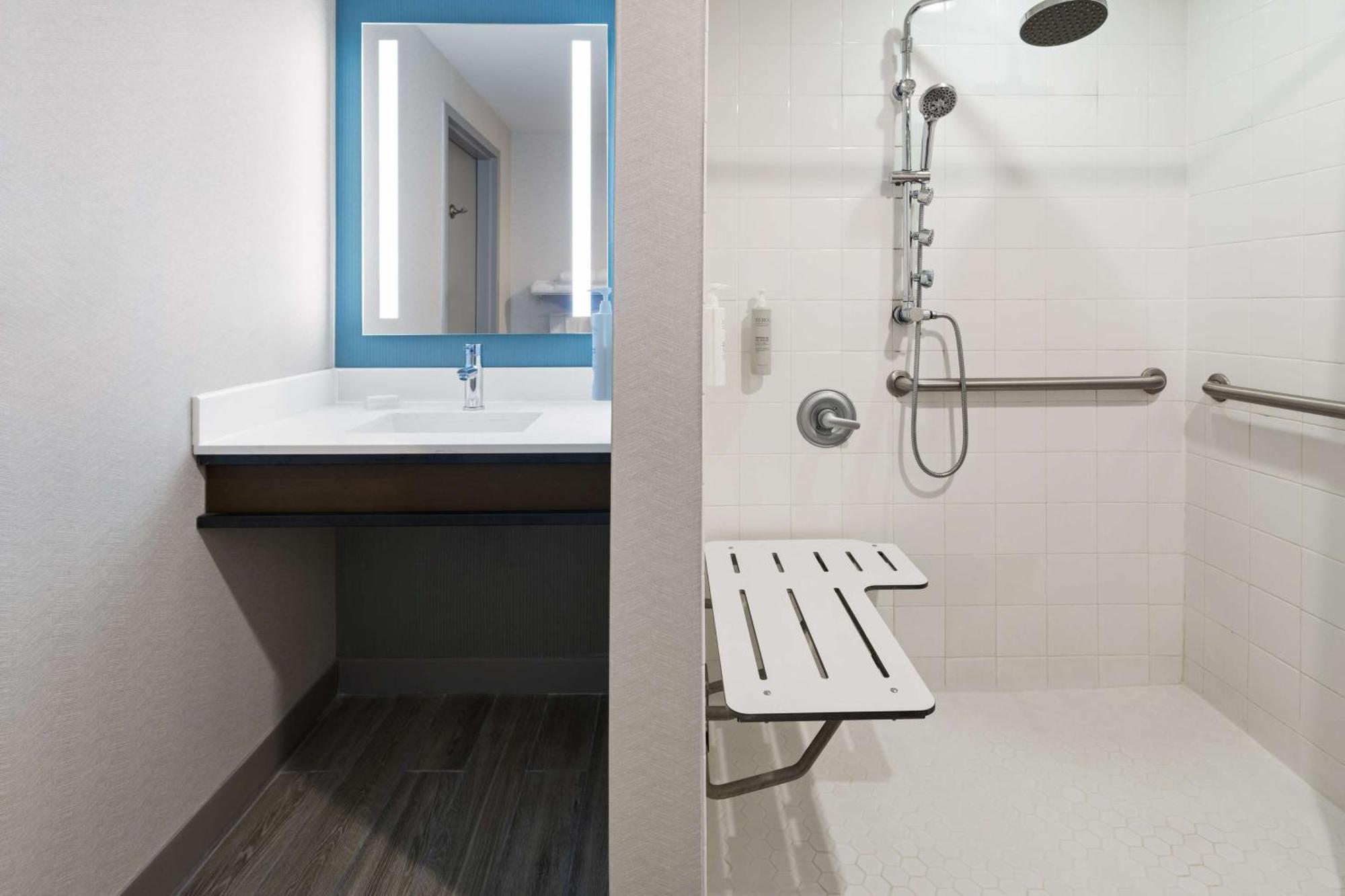 King Room with Roll-In Shower - Mobility Access